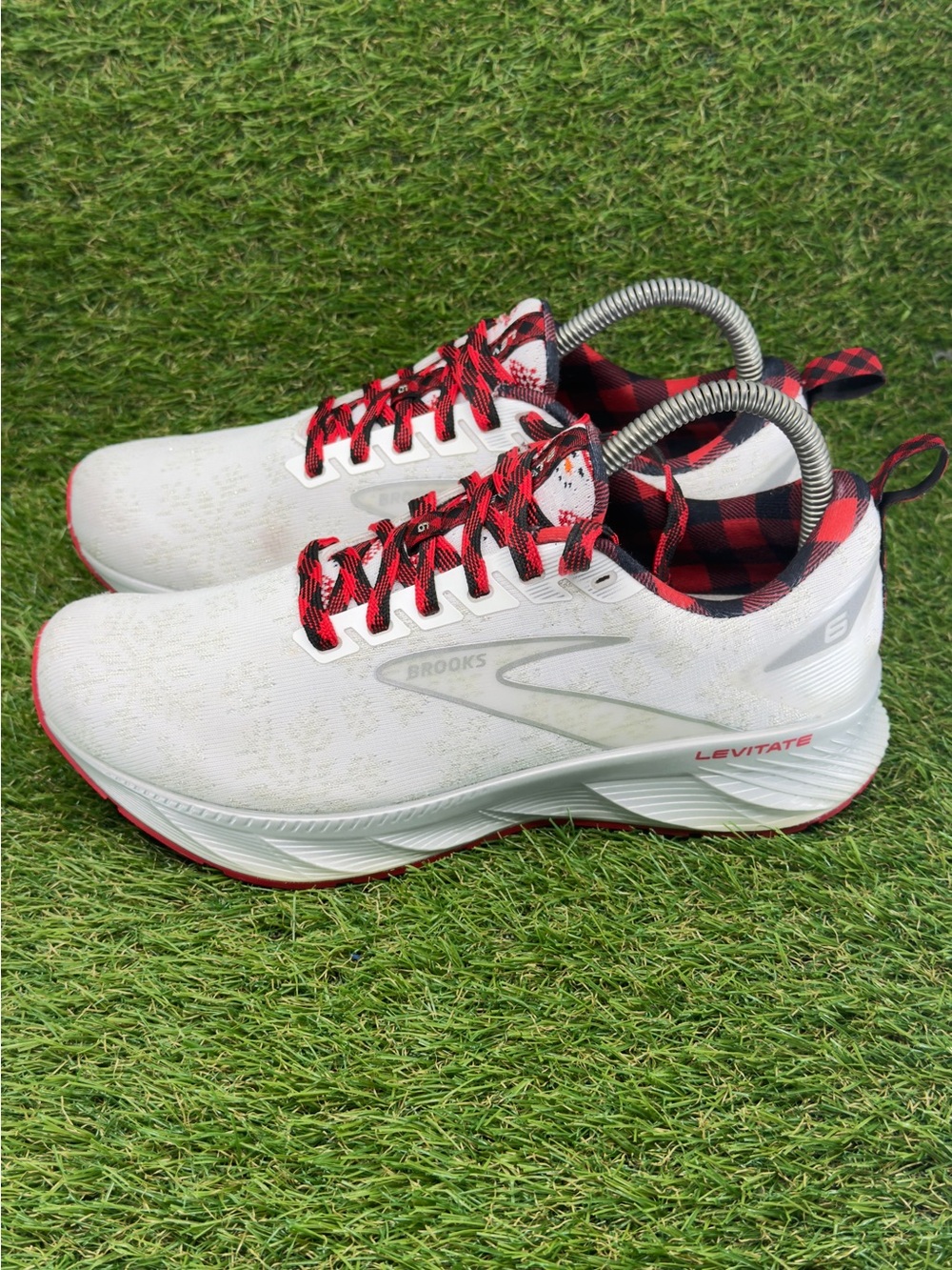 Brooks levitate run  merry x-mass Limited Edition snow flake 7.5 women’s size